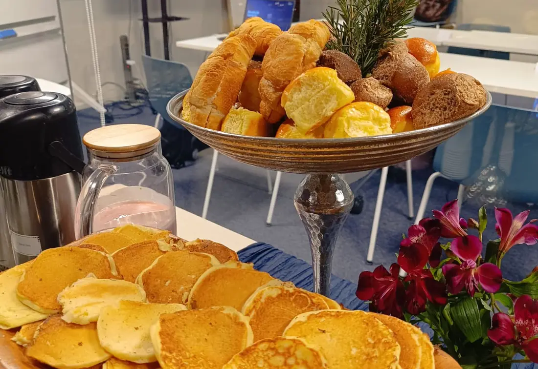 Estação de crepes franceses preparados ao vivo em evento corporativo