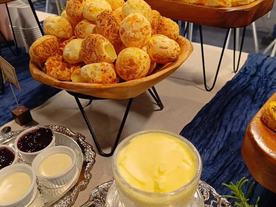 Almoço corporativo com pratos quentes em chafing dishes